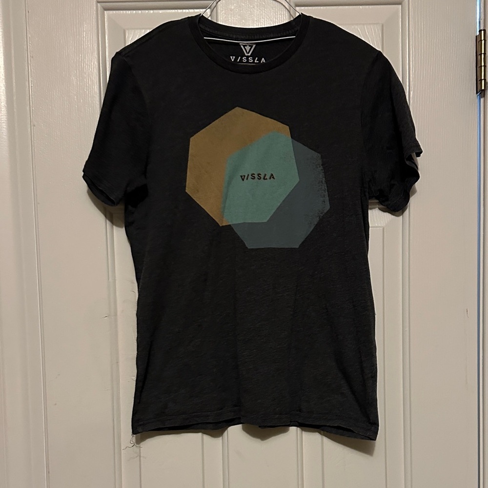 VISSLA Men's Black Tee with Geometric Design